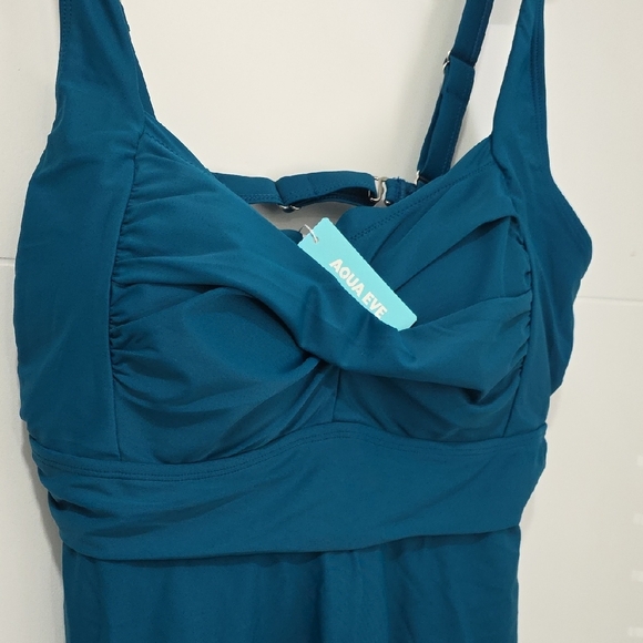 Elegant Teal One-Piece Swimsuit - Picture 5 of 8